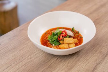 Lokantada, açık bir masada, Japon çorbasıyla Japon çorbası ve Japon çorbası.