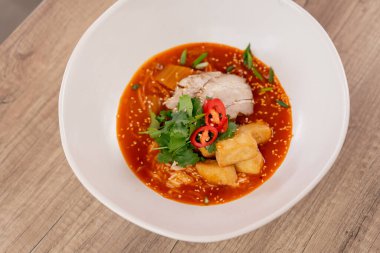Bir restoranda, açık bir masada, Japon çorbasıyla Japon udon çorbası ve Japon çorbası.