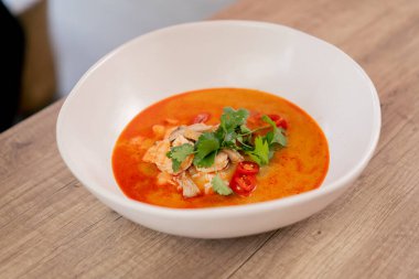 Lokantada, hafif bir masada, Japon udon çorbası, karides ve pirinç çorbası ile birlikte beyaz bir tabak.