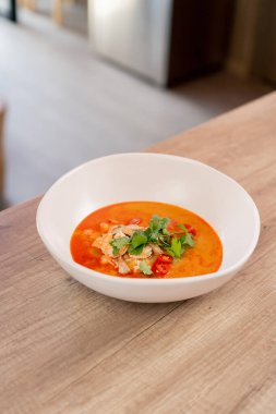 Lokantada, hafif bir masada, Japon udon çorbası, karides ve pirinç çorbası ile birlikte beyaz bir tabak.