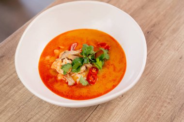 Lokantada, hafif bir masada, Japon udon çorbası, karides ve pirinç çorbası ile birlikte beyaz bir tabak.