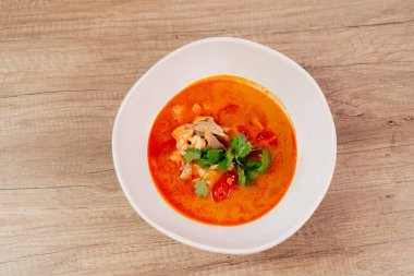 Bir restoranda, açık bir masada, Japon udon çorbası, karides ve pirinç çorbası ile birlikte beyaz bir tabak.