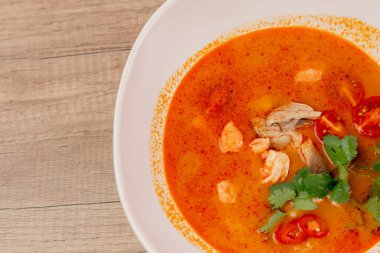 Lokantada, hafif bir masada, Japon udon çorbası, karides ve pirinç çorbası ile birlikte beyaz bir tabak.