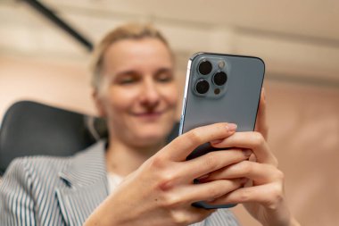 Yakın plan, parlak bir ofiste genç bir sarışın beyaz bir ekranda çalışıyor modern ofis güneş ışınları iş yerinde bir duraksama projesi üzerinde çalışıyor.