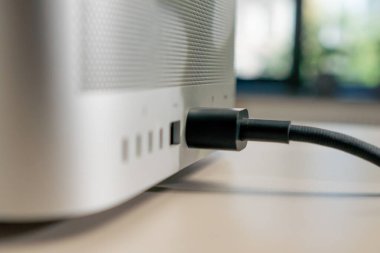 Metal kutulu bir bilgisayarda USB portlarını, birçok farklı konnektörleri, eklenmiş Type-Wire bağlantı tasarımcılarını kapat