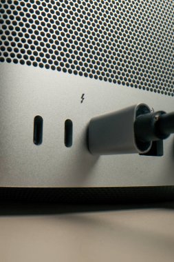 Metal kutulu bir bilgisayarda USB portlarını, birçok farklı konnektörleri, eklenmiş Type-Wire bağlantı tasarımcılarını kapat