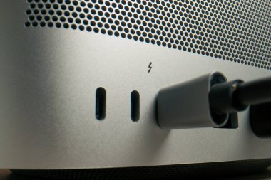 Metal kutulu bir bilgisayarda USB portlarını, birçok farklı konnektörleri, eklenmiş Type-Wire bağlantı tasarımcılarını kapat