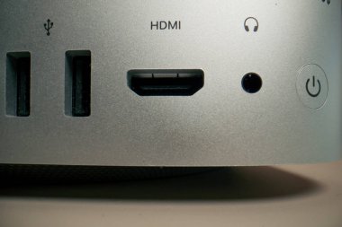 Metal kutulu bir bilgisayarda USB portlarını, birçok farklı konnektörleri, eklenmiş Type-Wire bağlantı tasarımcılarını kapat