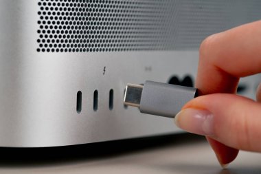Metal çantalı, çok farklı bağlantıları olan bir bilgisayarda USB portlarının yakın plan görüntüsü, eklenmiş Type-Wire konnektör tasarımcıları kadın eli eklerName-