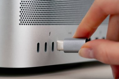 Metal çantalı, çok farklı bağlantıları olan bir bilgisayarda USB portlarının yakın plan görüntüsü, eklenmiş Type-Wire konnektör tasarımcıları kadın eli eklerName-