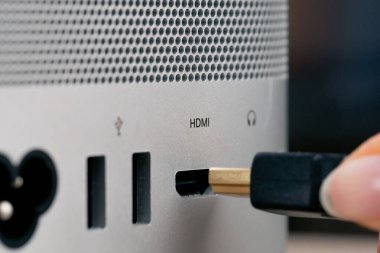 Metal çantalı bir bilgisayarda USB portlarının çok sayıda farklı konnektörler, eklenmiş Type-Wire bağlantı tasarımcıları kadın eli HDMI ekler