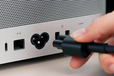Metal çantalı bir bilgisayarda USB portlarının yakın plan görüntüsü, birçok farklı konnektör, eklenmiş Type-Wire bağlantı tasarımcıları kadın eli güç kablosu yerleştirir