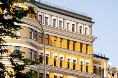 Kapalı sokak antik evleri eski pencereler ve balkonlar Sovyet mimarisi boyalı evlerin pastel renkleri mimari sıva