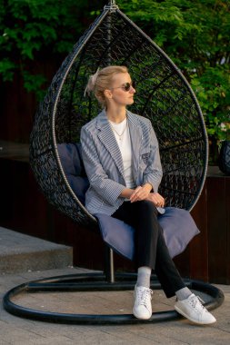 # Ağaç yapraklarının arka planında sallanan # # Yuva yastığı genç kız bekliyor #