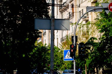 Eski sokak evleri eski pencereler ve balkonlar Sovyet mimarisi boyalı evlerin pastel renkleri mimari sıva