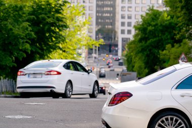 Gün batımında, güneşli bir havada, caddenin ortasında. Arabasında çatal olan bir yol ve yaz mevsiminde yaya geçidi havasında.