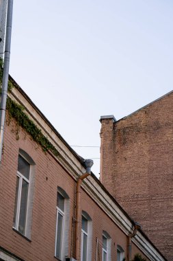 Kapalı sokak antik evleri eski pencereler ve balkonlar Sovyet mimarisi boyalı evlerin pastel renkleri mimari sıva