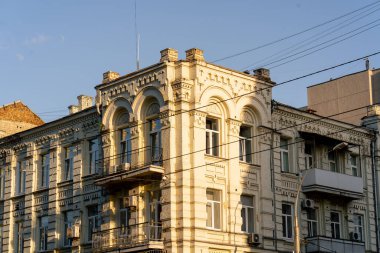 Eski sokak evleri eski pencereler ve balkonlar Sovyet mimarisi boyalı evlerin pastel renkleri mimari sıva