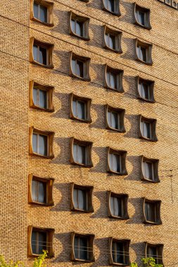 Kapalı sokak antik evleri eski pencereler ve balkonlar Sovyet mimarisi boyalı evlerin pastel renkleri mimari sıva