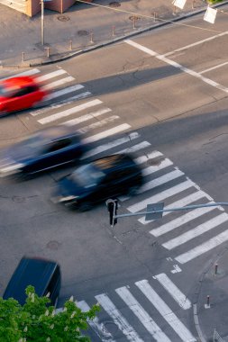 Gün batımında, güneşli bir havada, caddenin ortasında. Arabasında çatal olan bir yol ve yaz mevsiminde yaya geçidi havasında.