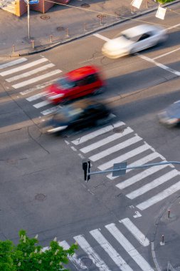 Gün batımında, güneşli bir havada, caddenin ortasında. Arabasında çatal olan bir yol ve yaz mevsiminde yaya geçidi havasında.
