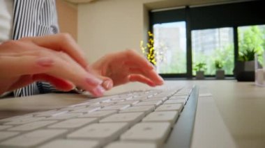 Beyaz ofis aletinin klavyesinde yazı yazan ve basan genç kadınların yakın plan fotoğrafları, çıplak manikür, profesyonel klavye