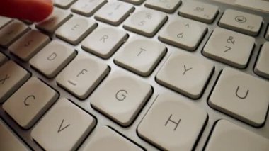 Beyaz ofis aletinin klavyesinde düğmeye basan genç kadınların yakın çekimi, çıplak manikür, profesyonel klavye
