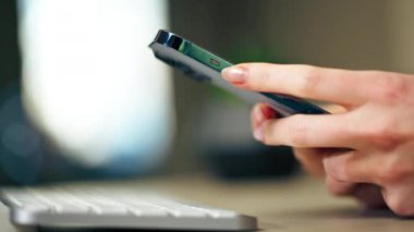 Kadınların el kameralarıyla haberlerde ve iş yazışmalarında yer alan üç kameralı büyük mavi telefonun çok yakın çekimi.