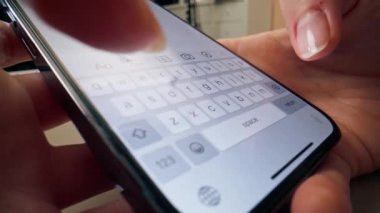 Kadınların el kameralarıyla haberlerde ve iş yazışmalarında yer alan üç kameralı büyük mavi telefonun çok yakın çekimi.