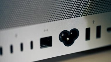 Metal çantalı, çok farklı bağlantıları olan bir bilgisayarda USB portlarının yakın plan görüntüsü, eklenmiş Type-Wire konnektör tasarımcıları kadın eli eklerName-