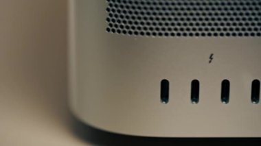 Metal kutulu bir bilgisayarda USB portlarını, birçok farklı konnektörleri, eklenmiş Type-Wire bağlantı tasarımcılarını kapat