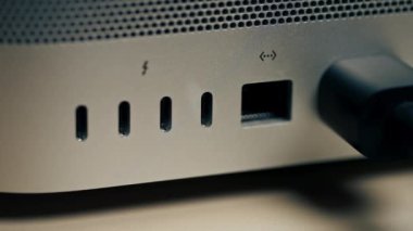 Metal çantalı, çok farklı bağlantıları olan bir bilgisayarda USB portlarının yakın plan görüntüsü, eklenmiş Type-Wire konnektör tasarımcıları kadın eli eklerName-