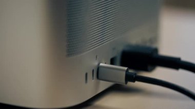 Metal çantalı, çok farklı bağlantıları olan bir bilgisayarda USB portlarının yakın plan görüntüsü, eklenmiş Type-Wire konnektör tasarımcıları kadın eli eklerName-