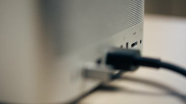 Metal kutulu bir bilgisayarda USB portlarını, birçok farklı konnektörleri, eklenmiş Type-Wire bağlantı tasarımcılarını kapat