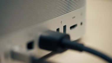 Metal çantalı, çok farklı bağlantıları olan bir bilgisayarda USB portlarının yakın plan görüntüsü, eklenmiş Type-Wire konnektör tasarımcıları kadın eli eklerName-