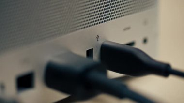 Metal çantalı, çok farklı bağlantıları olan bir bilgisayarda USB portlarının yakın plan görüntüsü, eklenmiş Type-Wire konnektör tasarımcıları kadın eli eklerName-