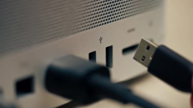 Metal çantalı, çok farklı bağlantıları olan bir bilgisayarda USB portlarının yakın plan görüntüsü, eklenmiş Type-Wire konnektör tasarımcıları kadın eli eklerName-