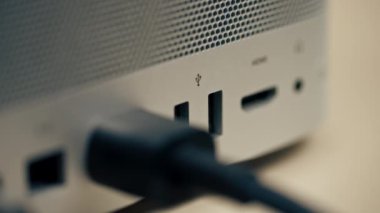Metal çantalı, çok farklı bağlantıları olan bir bilgisayarda USB portlarının yakın plan görüntüsü, eklenmiş Type-Wire konnektör tasarımcıları kadın eli eklerName-