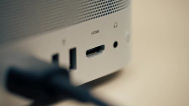 Metal çantalı, çok farklı bağlantıları olan bir bilgisayarda USB portlarının yakın plan görüntüsü, eklenmiş Type-Wire konnektör tasarımcıları kadın eli eklerName-