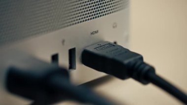 Metal çantalı, çok farklı bağlantıları olan bir bilgisayarda USB portlarının yakın plan görüntüsü, eklenmiş Type-Wire konnektör tasarımcıları kadın eli eklerName-