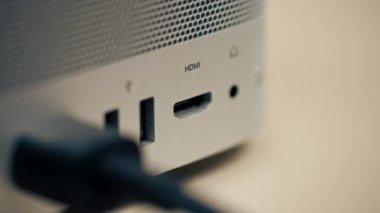 Metal çantalı, çok farklı bağlantıları olan bir bilgisayarda USB portlarının yakın plan görüntüsü, eklenmiş Type-Wire konnektör tasarımcıları kadın eli eklerName-