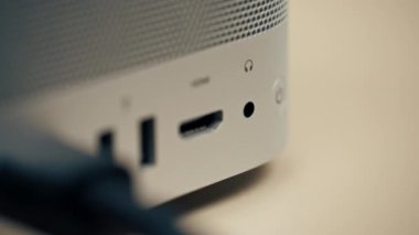 Metal çantalı, çok farklı bağlantıları olan bir bilgisayarda USB portlarının yakın plan görüntüsü, eklenmiş Type-Wire konnektör tasarımcıları kadın eli eklerName-