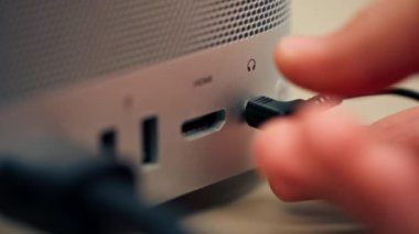 Metal çantalı, çok farklı bağlantıları olan bir bilgisayarda USB portlarının yakın plan görüntüsü, eklenmiş Type-Wire konnektör tasarımcıları kadın eli eklerName-