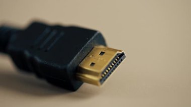 Açık bej bir masanın üzerinde monitör güç kaynağı kablolarını bağlamak için bir HDMI kablosu var.