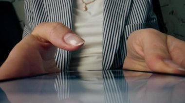 Kadınların ellerinin sosyal ağlarda teknolojik ilerleme kaydettiği cep telefonunun köşegen görüntüsü