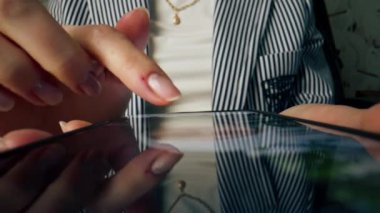 Kadınların ellerinin sosyal ağlarda teknolojik ilerleme kaydettiği cep telefonunun köşegen görüntüsü
