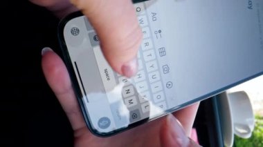 Modern telefon teknolojisi üzerine notlar yazan bir cep telefonunun dikey görüntüsü.