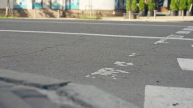 Farklı yabancı arabalarla şehir otoyolunun merkez kısmı güneşli arabaların asfalt trafiğine odaklanıyor