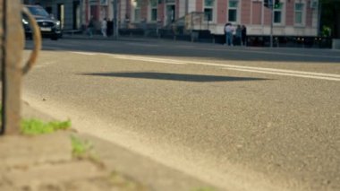 Farklı yabancı arabalara sahip şehir otoyolunun merkez kısmı asfalt araba trafiğine odaklanıyor. Güneşli hava şartları arabalar için demir sınırlayıcı.