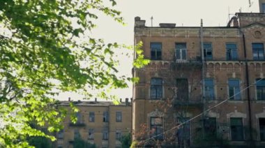 Kapalı sokak antik evleri eski pencereler ve balkonlar Sovyet mimarisi boyalı evlerin pastel renkleri mimari sıva